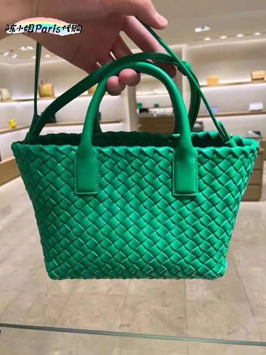 Mini and cute, even though it’s small, it can hold a tote vegetable basket—parrot green